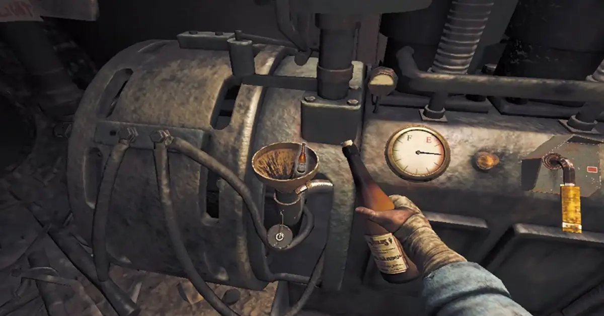 O protagonista a atestar um gerador com combustível enquanto olha por cima do ombro com ar de pânico.