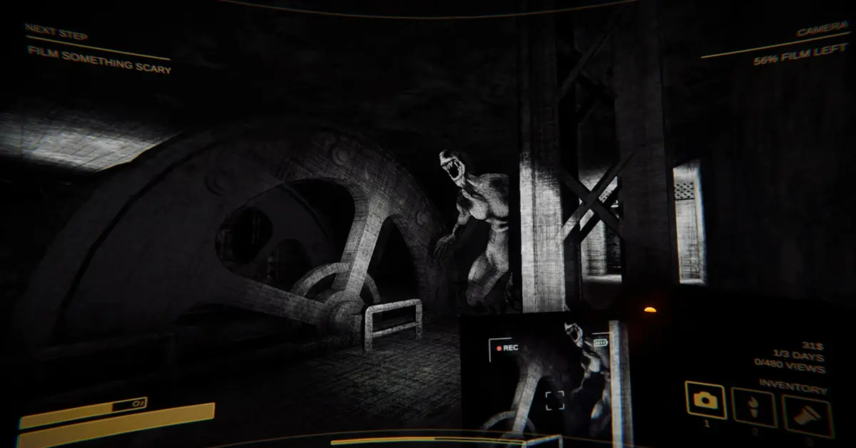 Jogadores de Content Warning a filmar um monstro numa masmorra escura com uma câmara portátil