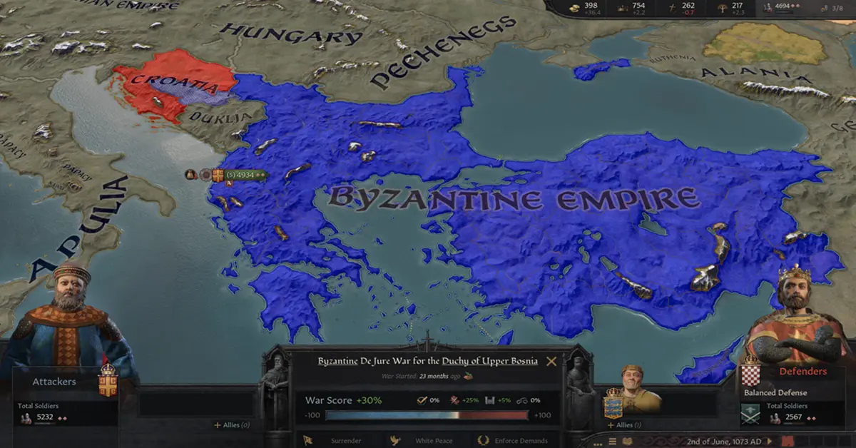 Uma visão detalhada da interface do mapa da Europa medieval em Crusader Kings III, mostrando as fronteiras dos reinos e retratos dos governantes.