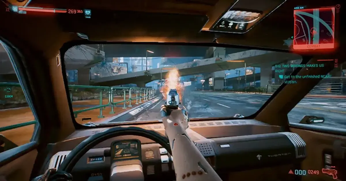 Visão na primeira pessoa de um tiroteio a alta velocidade a partir de um veículo em movimento em Cyberpunk 2077