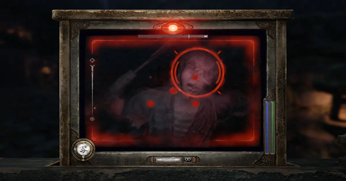 Mio a olhar através da lente da Camera Obscura para um fantasma aterrador em Fatal Frame 2 Remake