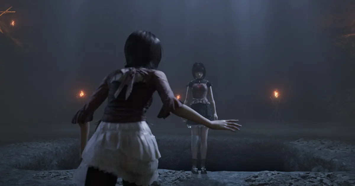 Mio e Mayu de pé perante a entrada coberta de nevoeiro da Aldeia de Minakami em Fatal Frame II Remake