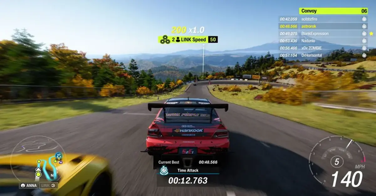 A interface de jogabilidade de Forza Horizon 6 mostra um menu de reinício de corrida e o catálogo de mais de 550 carros tendo como pano de fundo uma passagem de montanha japonesa