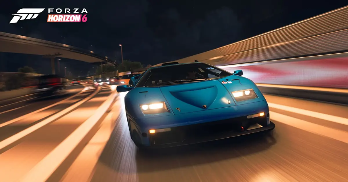 Um carro desportivo fortemente modificado a fazer drift pelas ruas iluminadas por néon de Tóquio em Forza Horizon 6.