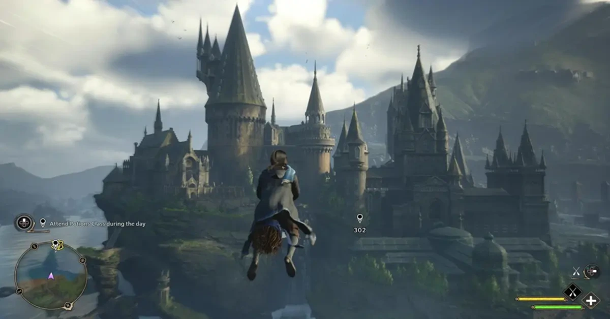 Personagem de Hogwarts Legacy a voar numa vassoura sobre as Terras Altas da Escócia.