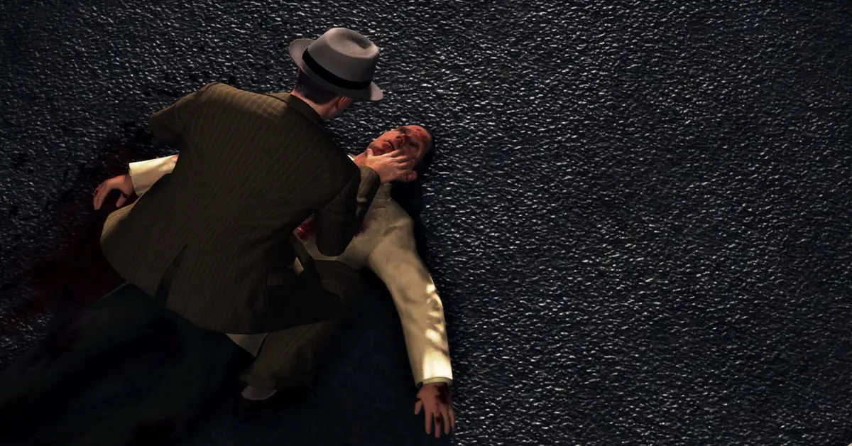 Cole Phelps a examinar uma prova na cena de um crime em L.A. Noire
