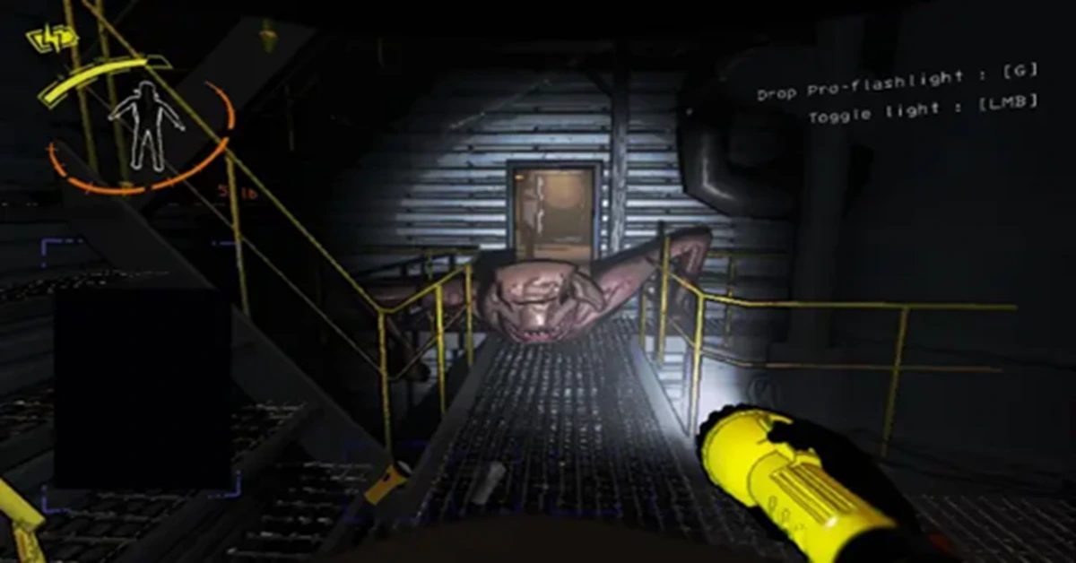 Jogadores de Lethal Company a carregar sucata pesada enquanto passam por um perigoso monstro Thumper