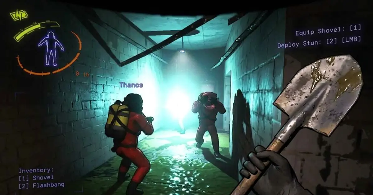 Jogadores a usar a pá e granadas de flash num corredor industrial escuro em Lethal Company.