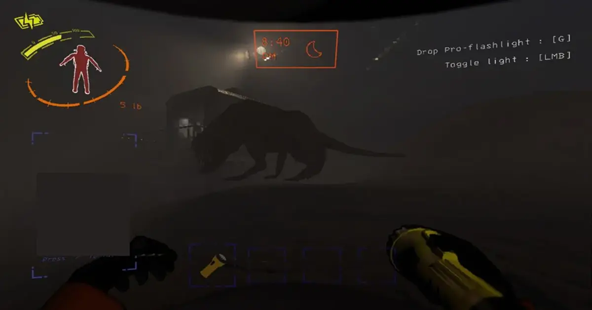 Visão na primeira pessoa de um jogador escondido de um enorme monstro canino sem olhos dentro da nave em Lethal Company
