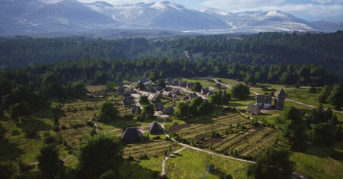 Um vasto assentamento medieval em Manor Lords, mostrando uma complexa construção de cidade e unidades militares.