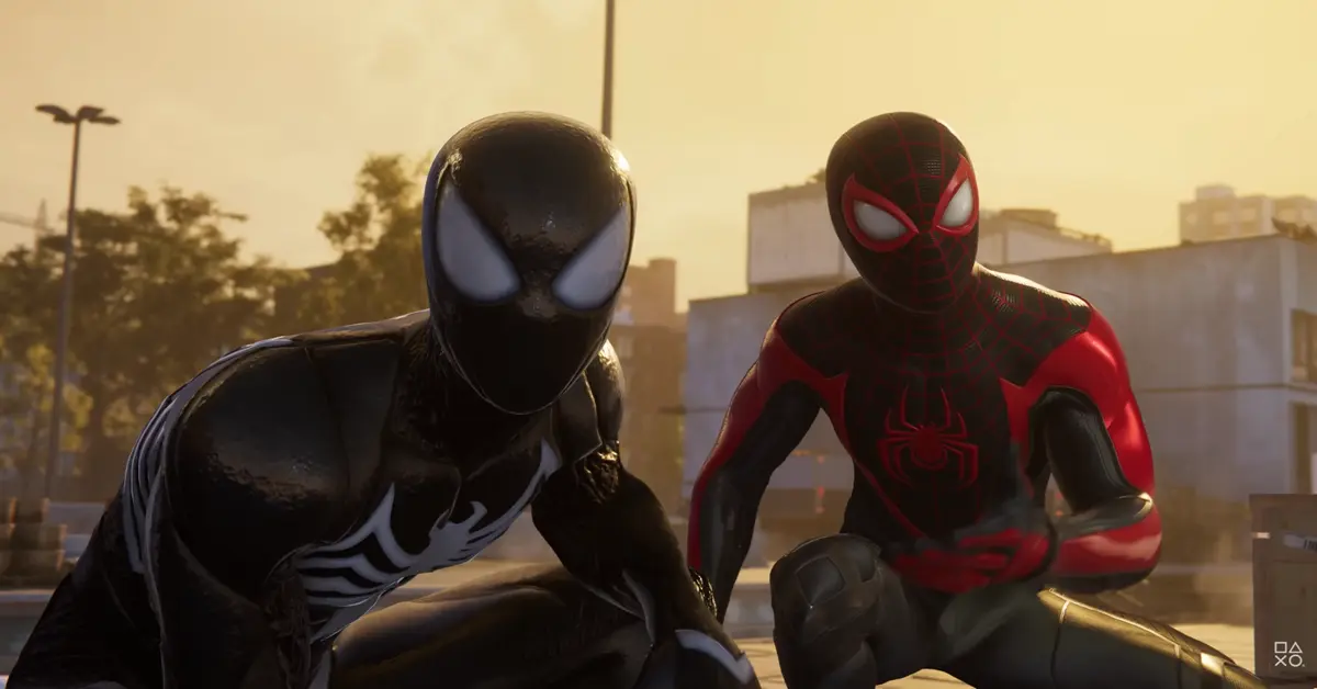 Peter Parker e Miles Morales de pé juntos nos seus fatos de Spider-Man num telhado da cidade de Nova Iorque.