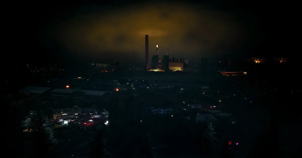 Um sobrevivente a navegar num complexo industrial escuro em No More Room in Hell 2