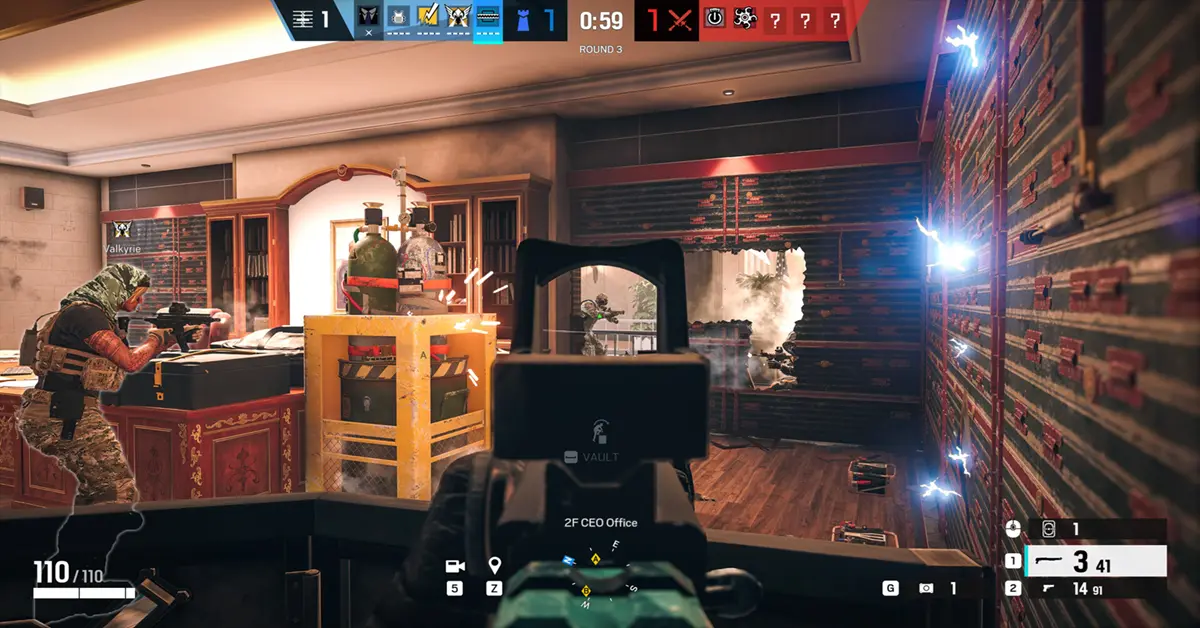 Operadores de Rainbow Six Siege a invadir através de uma parede reforçada
