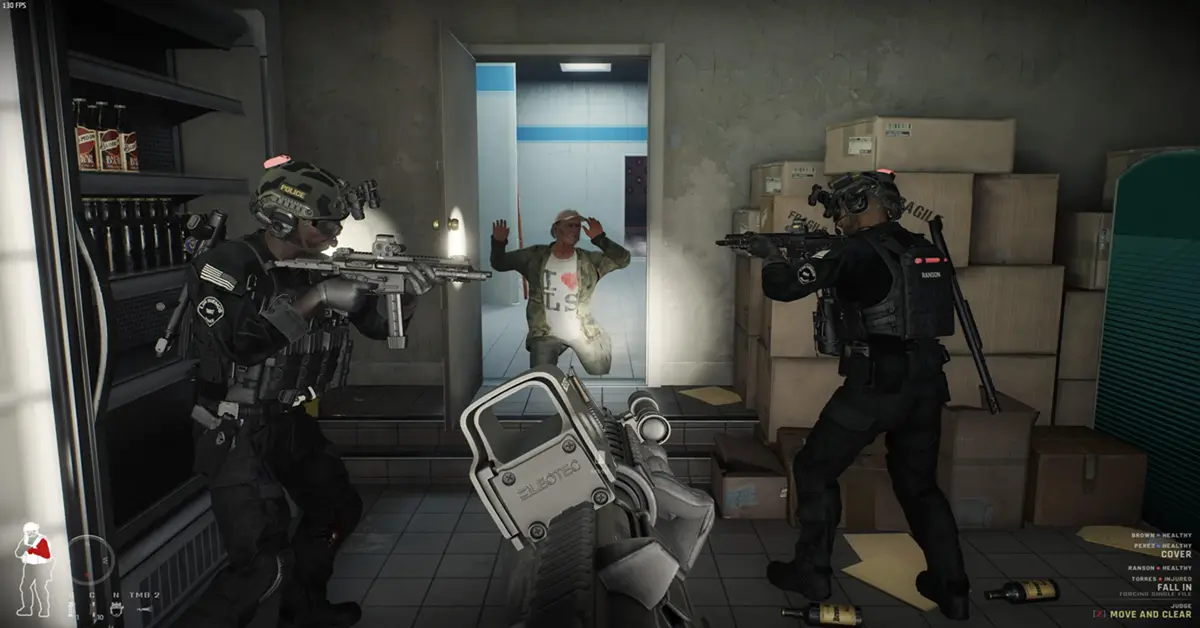 Vista na primeira pessoa de um agente SWAT a apontar uma espingarda com lanterna tática