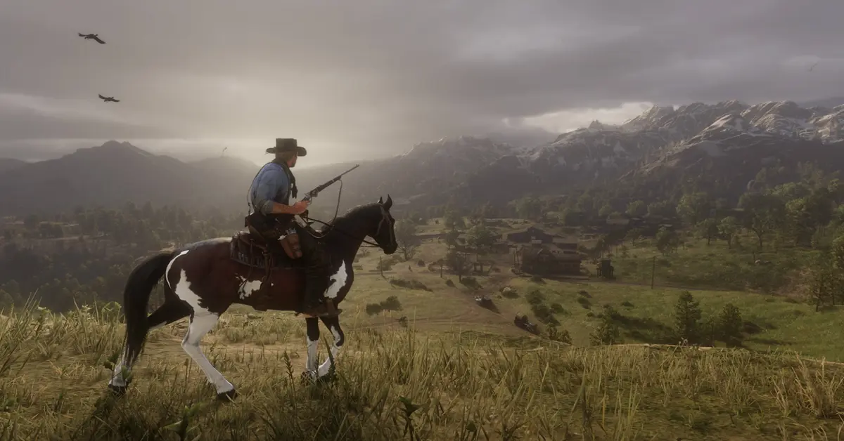 Arthur Morgan a olhar para um vasto vale enevoado a cavalo em Red Dead Redemption 2