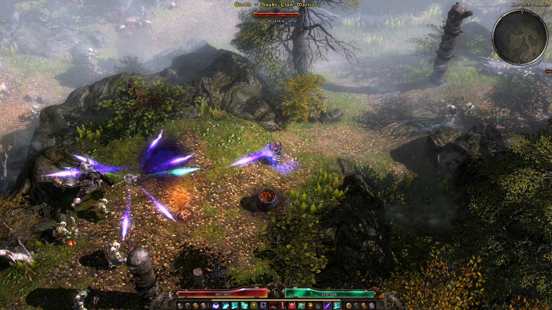 Cena de combate de Grim Dawn mostrando inimigos ARPG de fantasia sombria