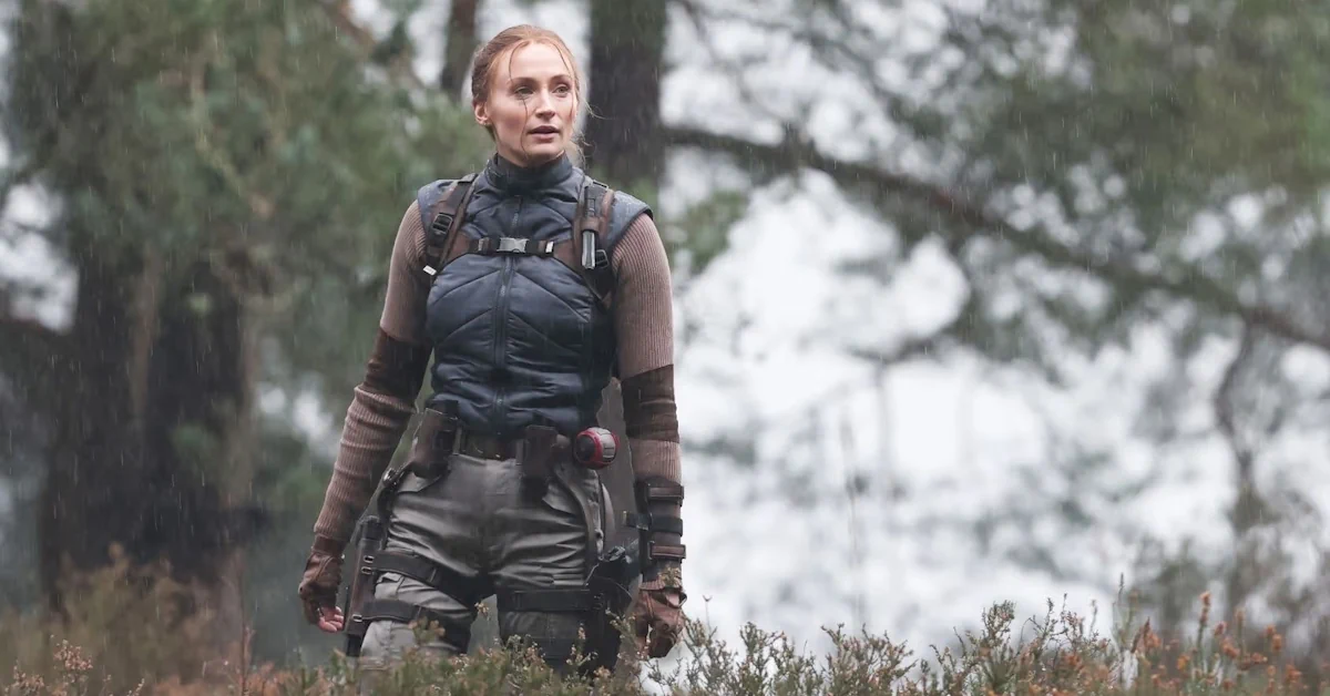 Sophie Turner no set da série Tomb Raider da Amazon, exibindo a icónica trança